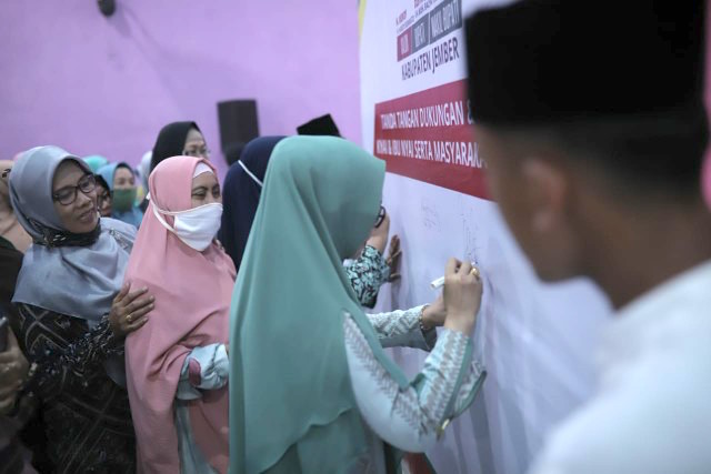 Pembekalan Aswaja dan Penyerahan Mandat Aspirasi Kyai se-Jember kepada Haji Hendy dan Gus Firjaun