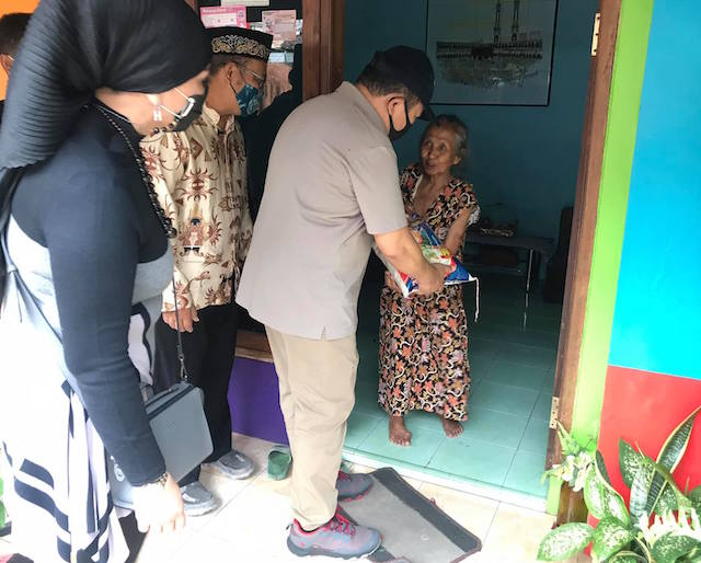 Bupati Jember Terpilih H Hendy Turun ke Warga Beri Bantuan
