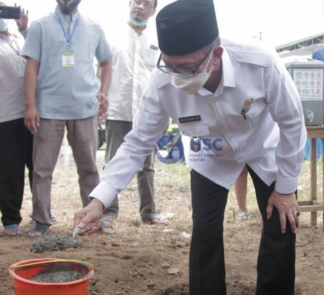 Wabup Jember Firjaun Barlaman Letakkan Batu Pertama Masjid Nashrul Fattah di Perumahan Alam Hijau
