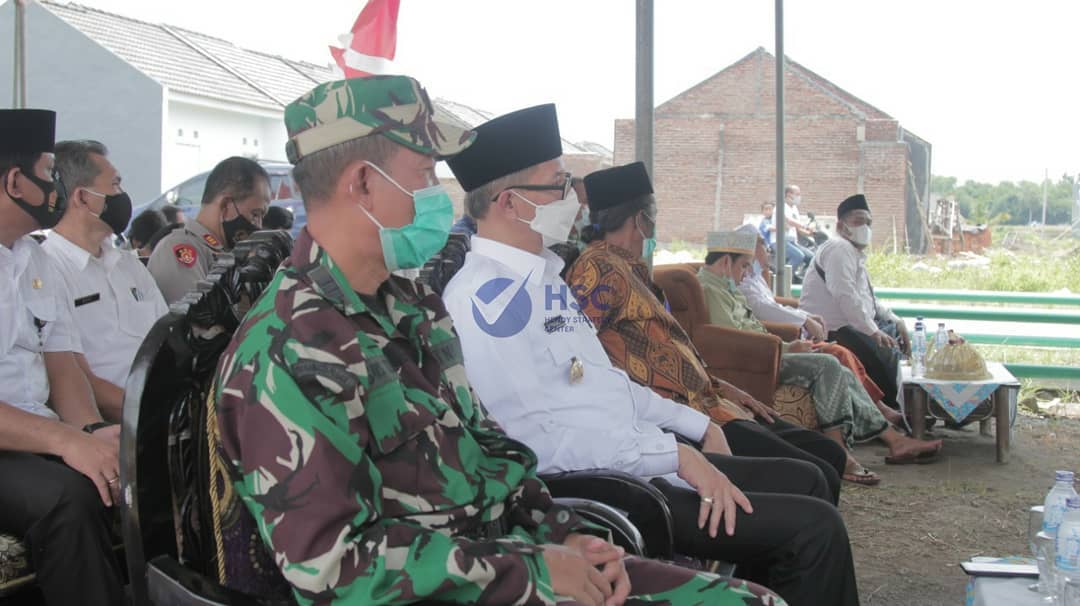 Wabup Jember Firjaun Barlaman Letakkan Batu Pertama Masjid Nashrul Fattah di Perumahan Alam Hijau