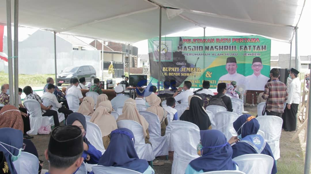 Wabup Jember Firjaun Barlaman Letakkan Batu Pertama Masjid Nashrul Fattah di Perumahan Alam Hijau