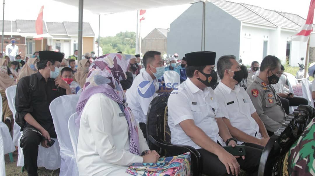 Wabup Jember Firjaun Barlaman Letakkan Batu Pertama Masjid Nashrul Fattah di Perumahan Alam Hijau