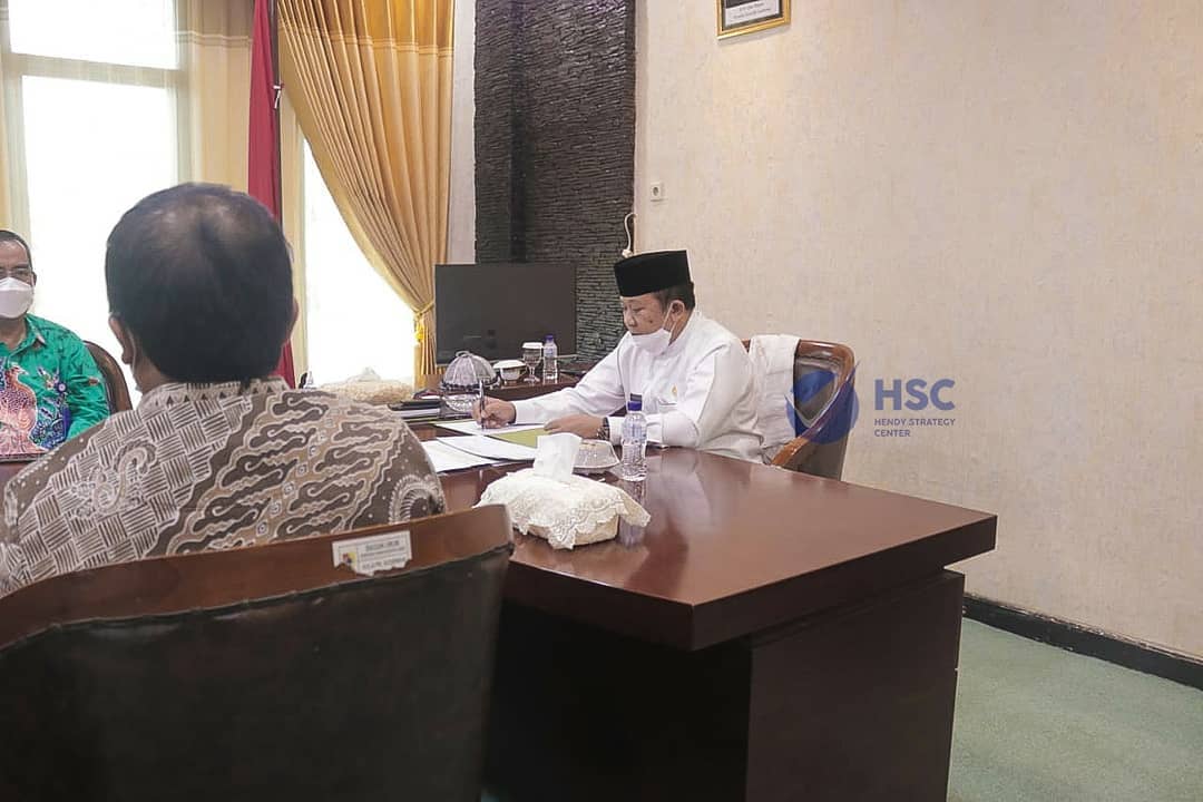 Bersilaturahim, OJK Jember dengan Bupati Hendy Siswanto