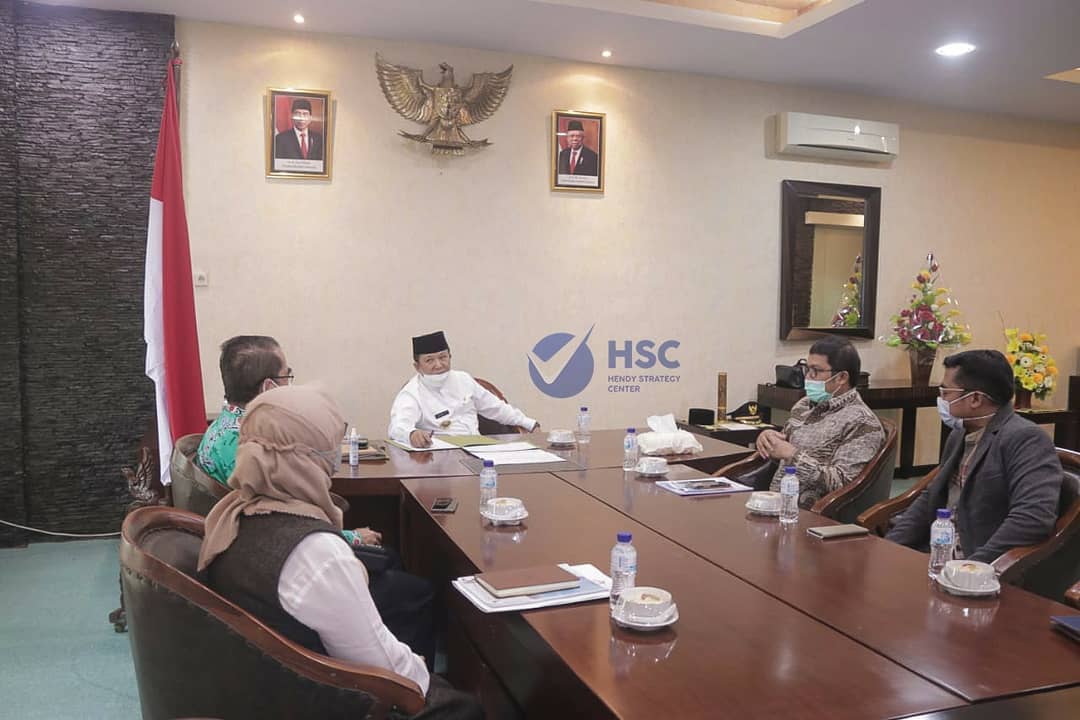 Bersilaturahim, OJK Jember dengan Bupati Hendy Siswanto