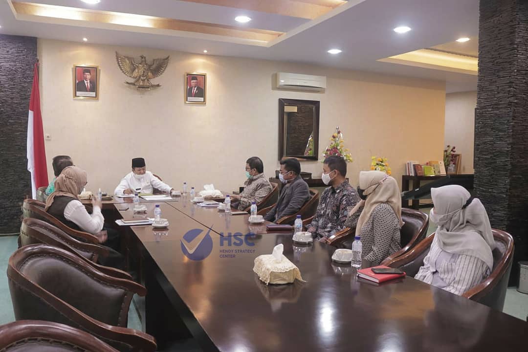 Bersilaturahim, OJK Jember dengan Bupati Hendy Siswanto