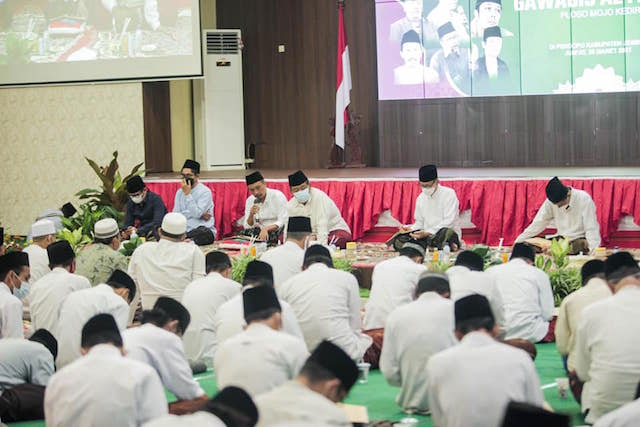 Wabup Jember MB Firjaun Barlaman Hadiri Penutupan Pengajian Kitab Hikam di Pendopo Wahyawibawagraha