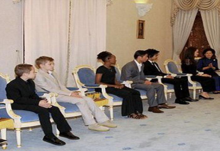 Angelina Jolie Di Istana Raja Kamboja