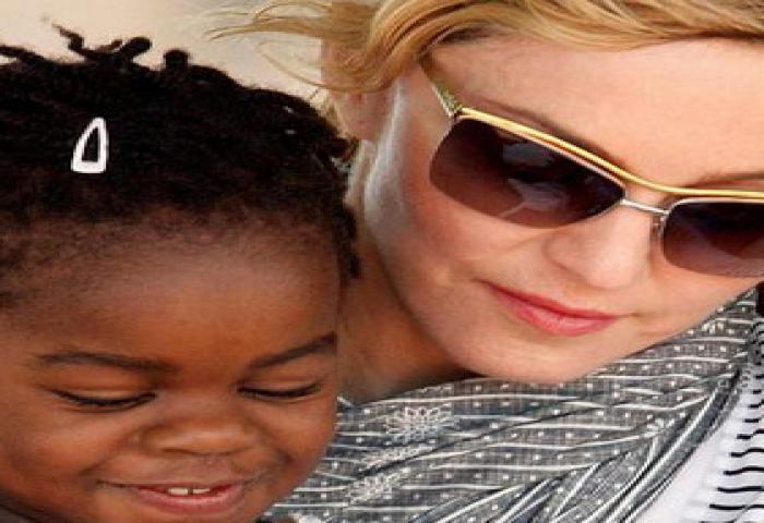 Mami Madonna Menyulap Putri Kembarnya
