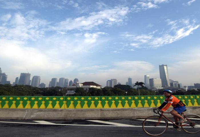 Bersepeda Di Jalan Layang