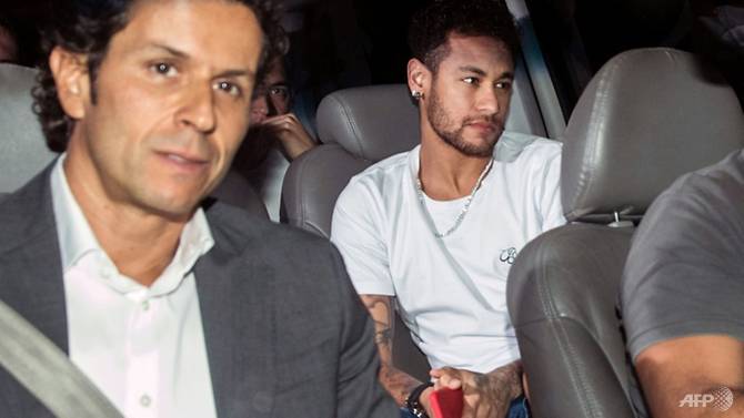 Operasi Berhasil, Neymar Meninggalkan Rumah Sakit Dengan Helikopter