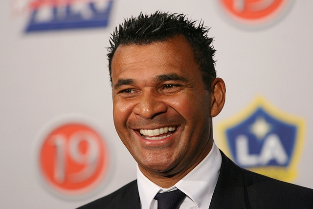 Gullit Cemas Rumput Plastik Bisa Hancurkan Sepak Bola Belanda