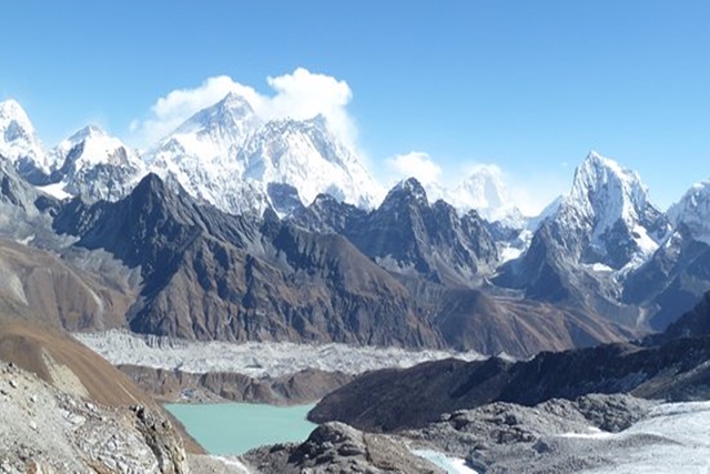 Bangga! Dua Mahasiswi Unpar Berhasil Capai Puncak Everest