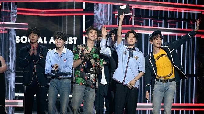 Boyband BTS Raih Top Social Artist di Billboard Music Awards Lagi!