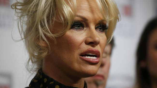 Pamela Anderson Diam-diam Nonton Piala Dunia Dukung Pacarnya