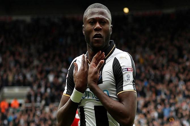 Bek Newcastle Mbemba "Move On" ke Porto