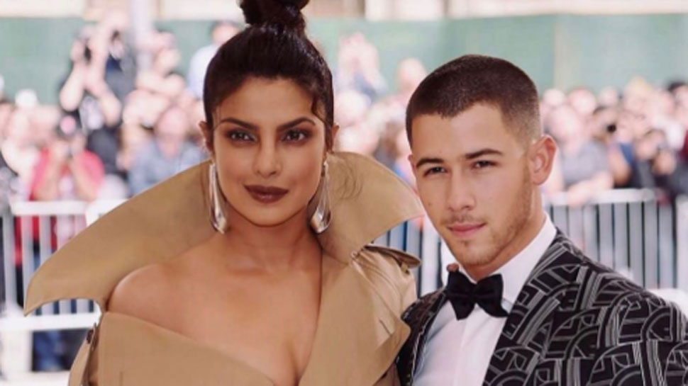 Priyanka Chopra Bertunangan Dengan Nick Jonas