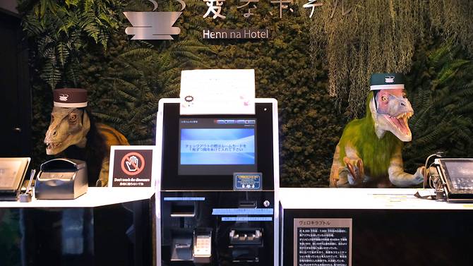 Resepsionis di Hotel Ini Adalah Robot Dinosaurus!