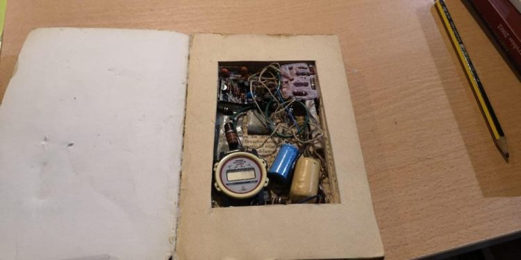 Koleksi Toko Buku Bekas di Spanyol Ada Bom Buku Palsu
