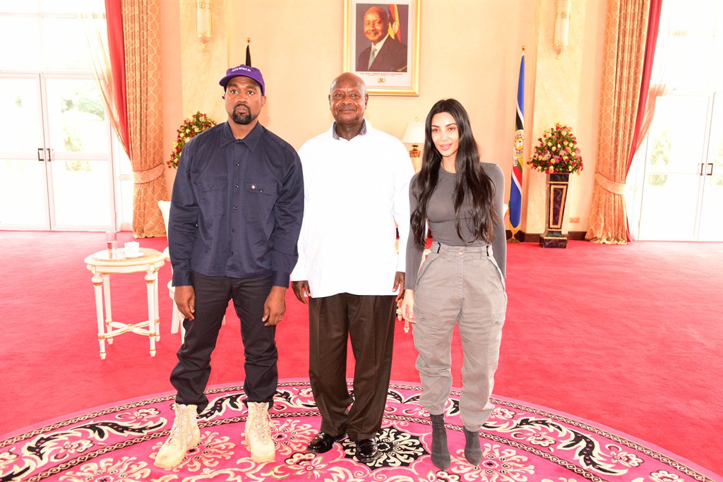 Kanye West Berikan Sepatu Kets ke Presiden Uganda