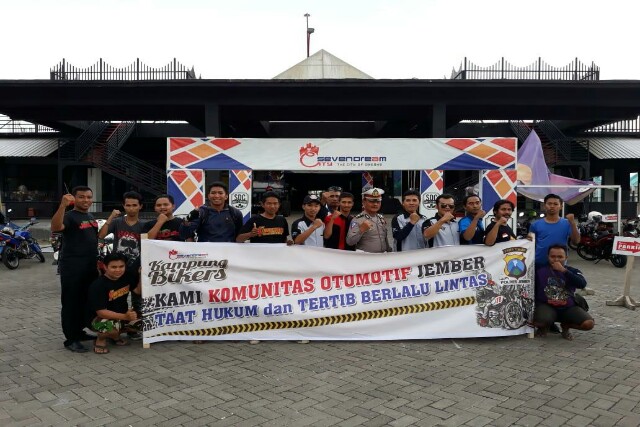 Puluhan Anggota Klub Motor Gelar Sosialisasi Tertib Lantas di Jember
