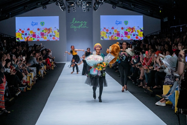 Lenny Agustin Hadirkan Batik Xoela di JFW 2019
