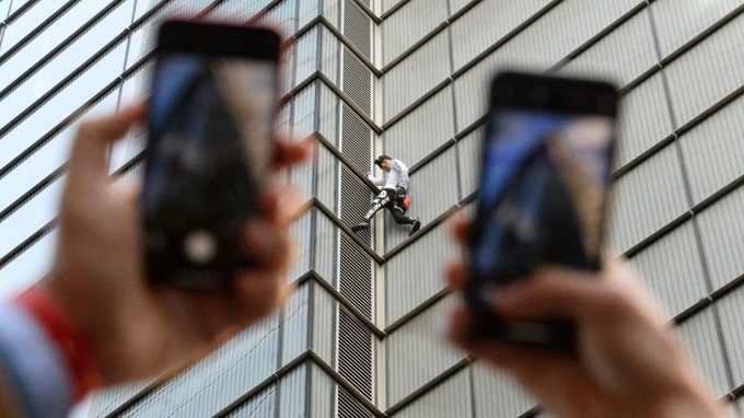 "Spiderman" Perancis Ditangkap Polisi Karena Memanjat Gedung Tanpa Pengaman