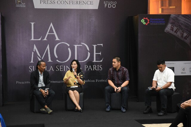 IFC Akan Gelar Fashion Show "La Mode" Sur La Seine à Paris