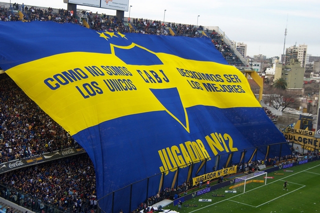 Pemain Boca Cedera Setelah Busnya Diserang Fans River