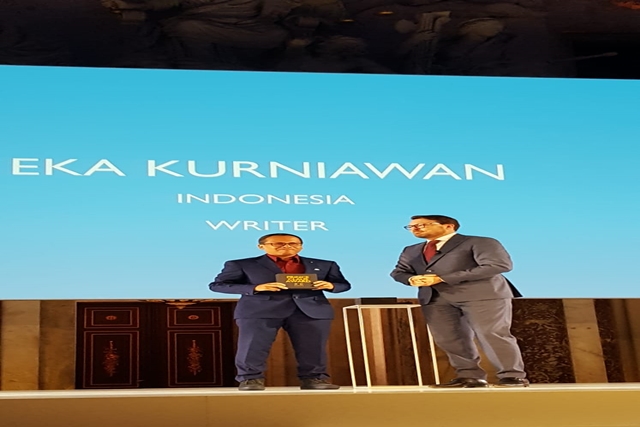 Novelis Muda Indonesia Eka Kurniawan Menerima Prince Claus Awards