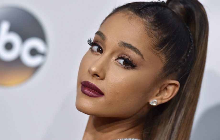 Jatuh Sakit, Ariana Grande Batalkan Konser di Las Vegas