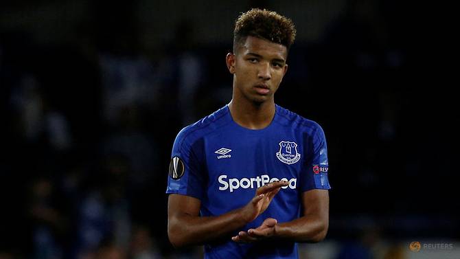 Everton Pinjamkan Bek Holgate ke West Brom