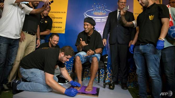 Ronaldinho Tinggalkan Jejak Kaki di Maracana Hall of Fame