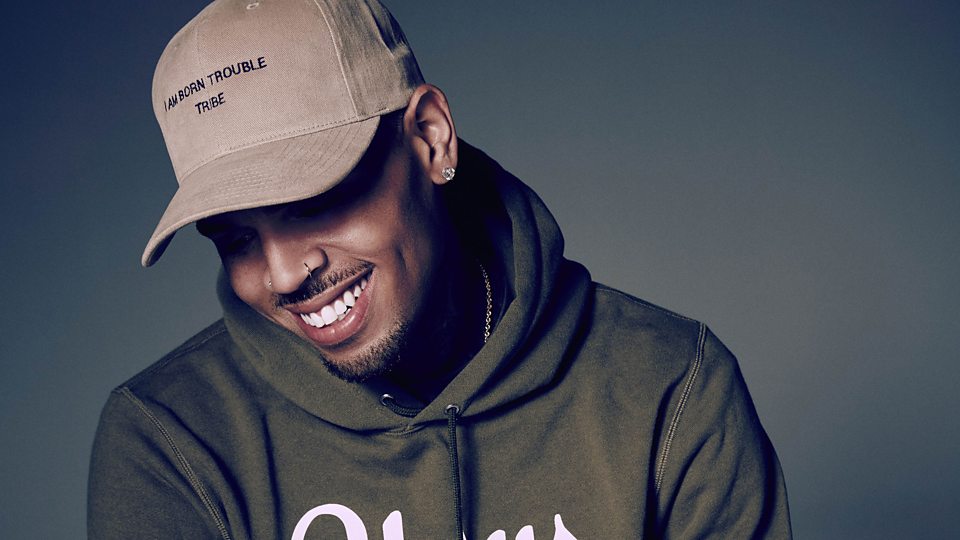 Penyanyi Chris Brown Ditangkap Atas Dugaan Pemerkosaan