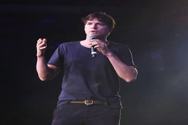 Ini Alasannya Ashton Kutcher Minta Anda Kirim SMS ke Nomor Teleponnya