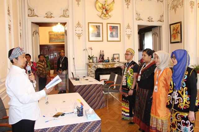 Pemilu di Hongaria Dimeriahkan dengan Baju Tradisional Indonesia