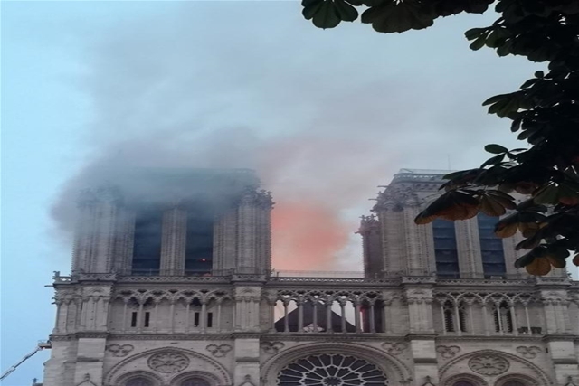Puncak Menara Katedral Notre Dame di Paris Terbakar