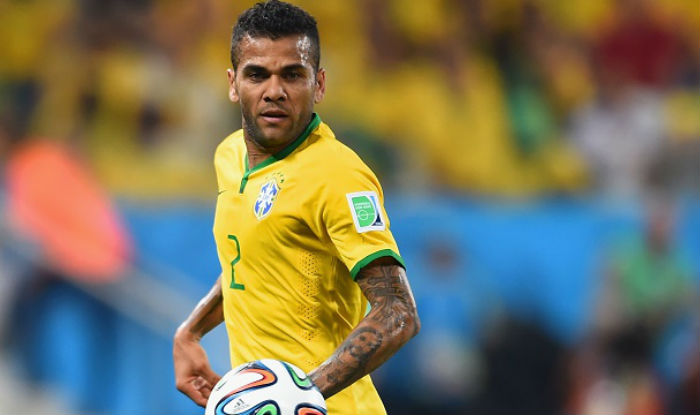 Dani Alves Gantikan Neymar Sebagai Kapten Brasil di Copa America