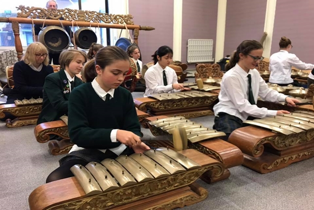 Siswi Marsden School Sumingrah Bermain Gamelan