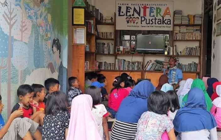 TBM Lentera Pustaka Ajarkan Anak Bergelut dengan Buku