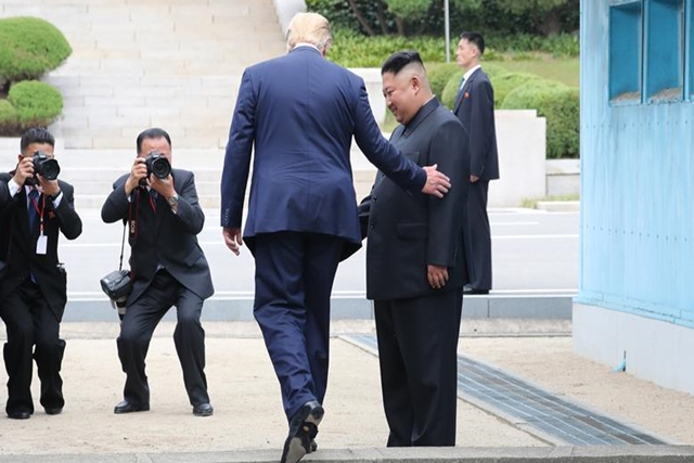 Trump, Kim Jong Un Bertemu dan Berjabat Tangan di Panmunjom