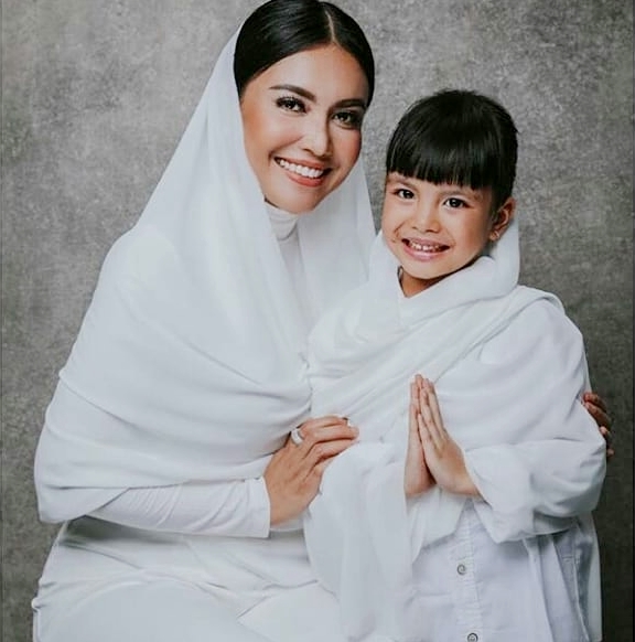 Selain Nyanyi, Denada Bisnis Clothing Demi Pengobatan Shakira, Putrinya