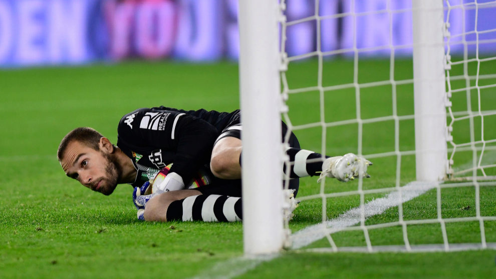 Kiper Pau Lopez Tinggalkan Betis ke Roma