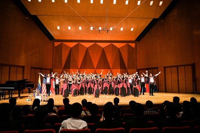 UNY Sabet Piala Terbaik di Kompetisi Paduan Suara Antarnegara di Hong Kong