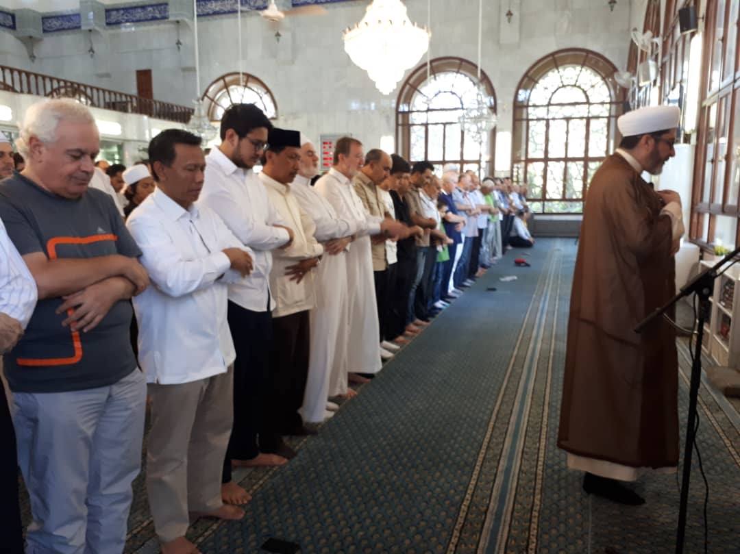 Masyarakat Suriah dan WNI di Suriah Shalat Ghaib untuk Almarhum Mbah Moen