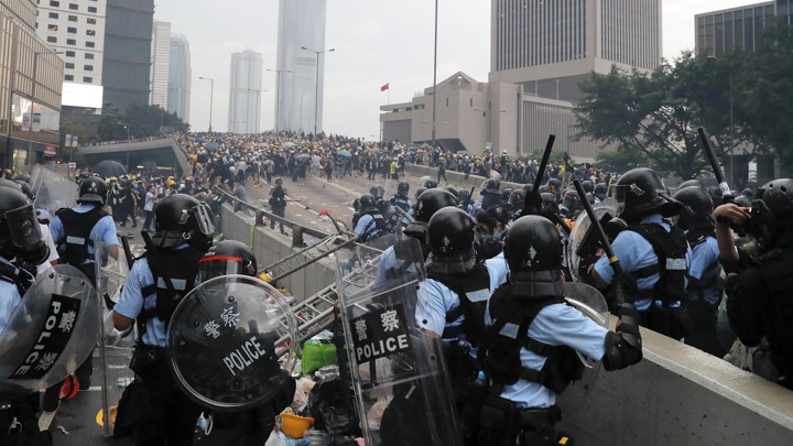 Wartawan Indonesia Terkena Tembakan Peluru Karet di Hong Kong