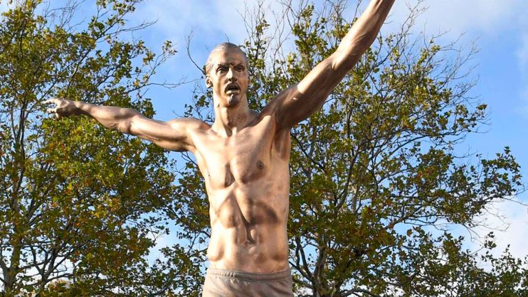 Patung Perunggu Zlatan Ibrahimovic Berdiri di Swedia