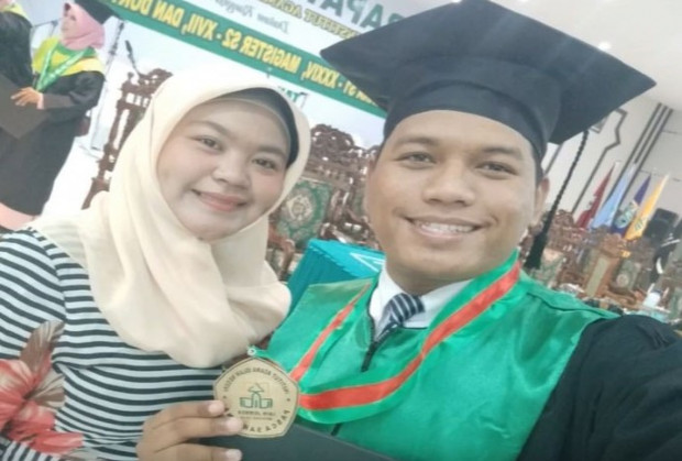Driver Ojol Asal Jember Berhasil Raih Gelar Magister dengan Predikat Cum Laude