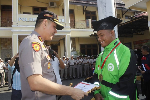 Driver Ojol S2 Cum Laude Memotivasi Kinerja Pelayanan Kepolisian Jember