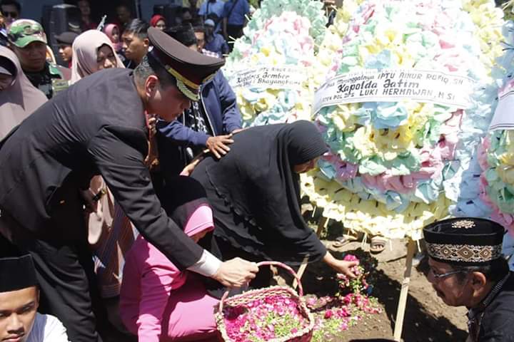 Korban Kecelakaan Lalu Lintas Rombongan Polres Jember Dimakamkan