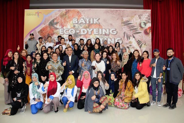 Workshop Batik Eco-Printing Perekat Hubungan Bangsa Indonesia-Pakistan